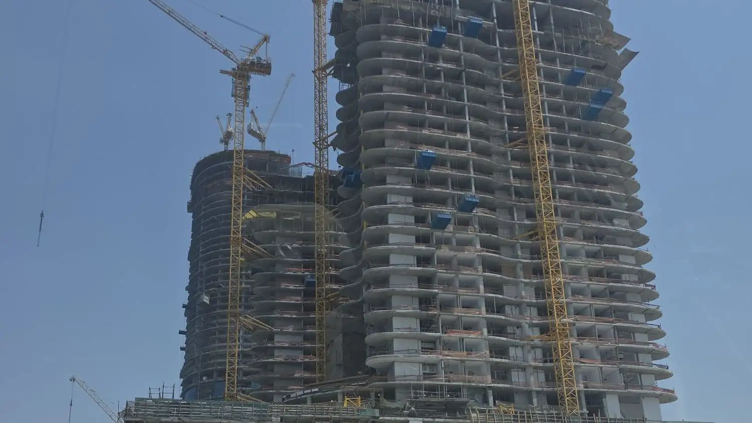 أبراج سكنية قيد الإنشاء مع رافعات